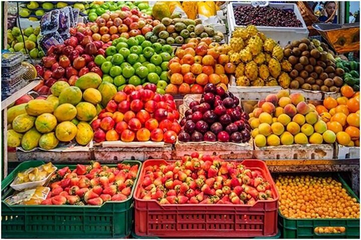 قیمت میوه های نوبرانه در میادین میوه و تره بار/ هر کیلو توت فرنگی، زردآلو، گیلاس، هلو، توت سفید و هندوانه چند؟